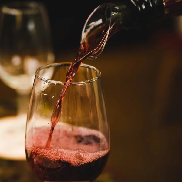 Bir Şişeden Beyaz Köpüklü Şarap Bir Cam Kadehe Dökülür Şarap — Stok fotoğraf