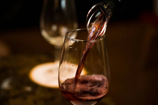 Vin Mousseux Blanc Une Bouteille Est Versé Dans Gobelet Verre — Photo