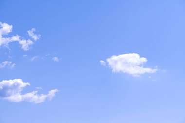 Küçük bulutlu mavi gökyüzü arkaplanı.