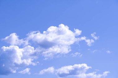 Beyaz bulutlu mavi gökyüzü.