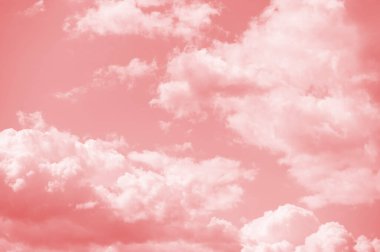 Beyaz bulutlu mercan gökyüzü