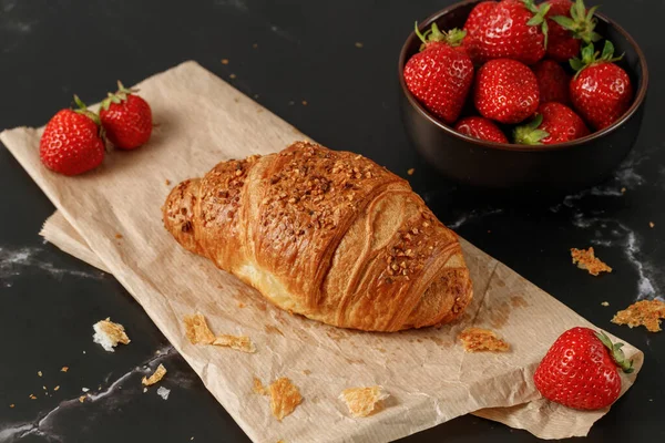 Mantequilla Recién Horneada Nueces Trituradas Croissant Desayuno Con Fresa Migas — Foto de Stock