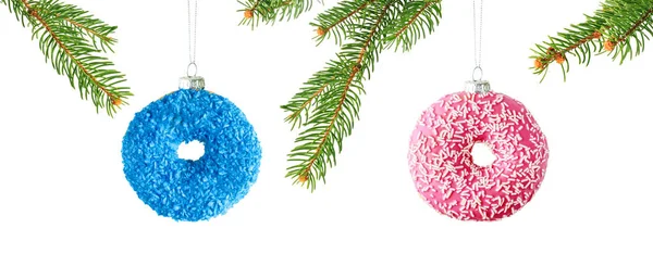 Hängende Blaue Und Rosa Donuts Als Weihnachtskugeln Mit Tannenzweig Isoliert — Stockfoto