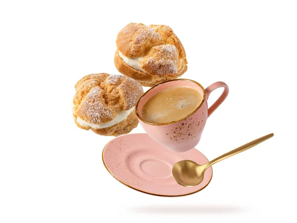 奶油泡芙 用乳酪包裹的糕点糖粉和咖啡杯飞散在白色的背景上 喝咖啡休息或聚会的甜食 — 图库照片