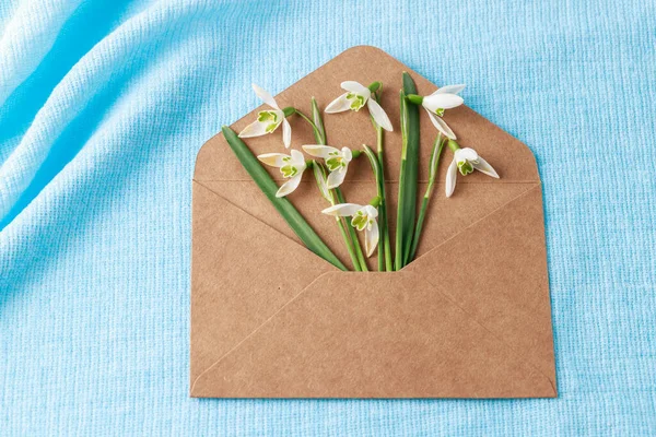 Bruine Retro Papieren Envelop Met Eerste Lente Sneeuwdruppel Bloemen Blauwe — Stockfoto