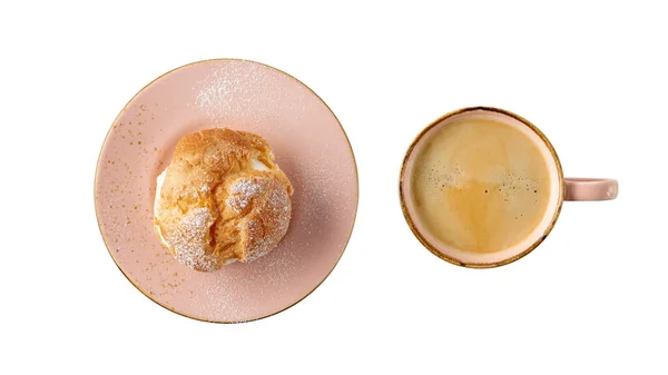甜奶油泡芙 红盘上有糖粉的秋葵糕点面包和白底咖啡 — 图库照片