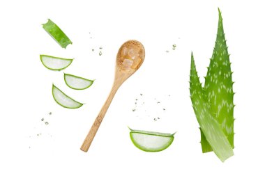 Yapraklar, ahşap kaplama hamuru ve beyaz arka planda izole edilmiş uçan damlaları olan saf aloe vera bitkisi dilimleri. Sağlıklı gıda ve doğal cilt bakımı bileşeni. Dilimlenmiş aloe vera yaprağı seti.