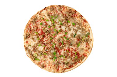 Taze pişmiş ince ton balıklı pizza, domates sosu, peynir ve beyaz arka planda izole edilmiş yeşil soğan. Sağlıklı yiyecekler..