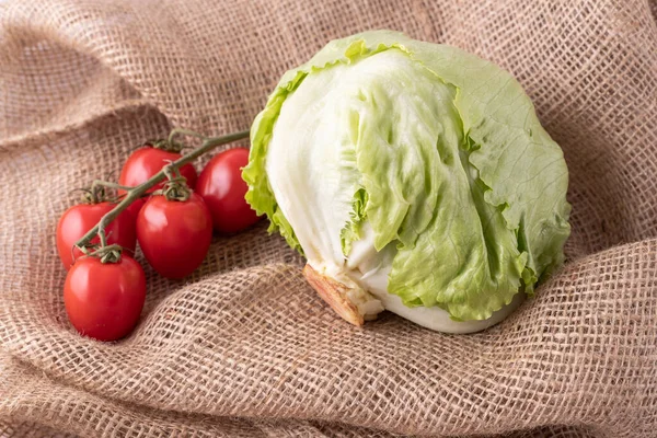 Verse Hele Hoofd Van Ijsberg Salade Tomaat Jute Zak Achtergrond — Stockfoto