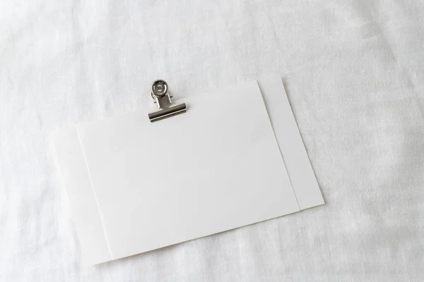 浅色亚麻桌布背景上夹有空白白纸卡 带有复制空间的模拟演示或邀请卡 — 图库照片