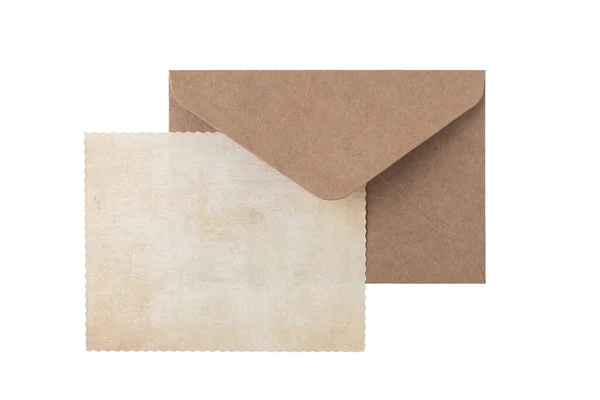 白色底色隔断的空白砂纸卡片和棕色复古信封 — 图库照片