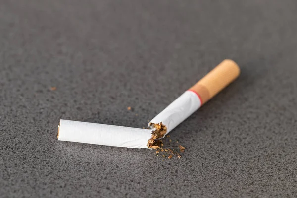 Último Cigarro Quebrado Com Tabaco Espalhado Fundo Pedra Granito Cinza — Fotografia de Stock