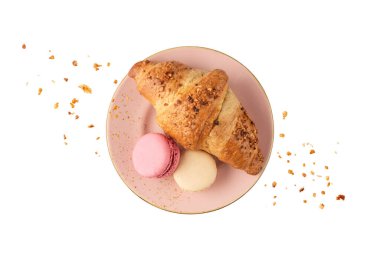 Taze pişmiş fındıklı kruvasan ve beyaz arka planda izole edilmiş eski pembe tabakta kırıntıları olan tatlı kurabiyeler. Fotokopi yeri olan pasta dükkanı kartı. Sevgililer Günü kahvaltısı.