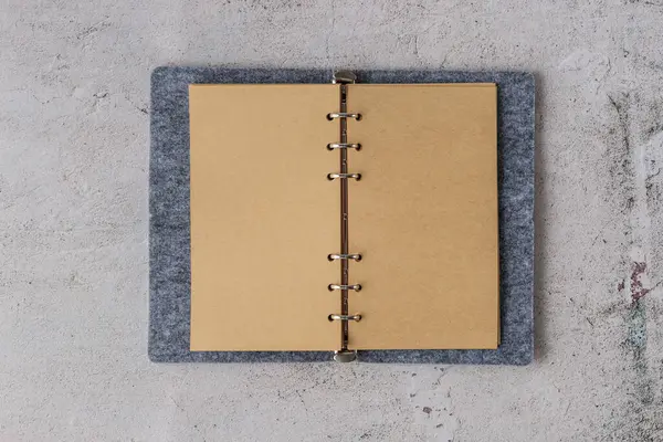 Abra Notebook Branco Scrapbook Com Folha Papel Reciclado Fundo Mesa — Fotografia de Stock