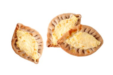 Patates, darı ya da pirinçle doldurulmuş çavdar turtası. Geleneksel kırsal Karelya hamur işleri.