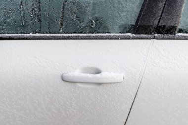 İlk kar yağışı, Kasım ayının sonlarında beyaz arabanın pencere ve kapısını eritiyor. Merhaba kış..