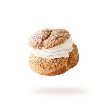 Kremalı pasta, vanilya kremalı pasta, şeker tozu kaplı yakın plan, beyaz arka planda izole bir şekilde uçuyor. Kahve molası veya parti için tatlı Fransız tatlısı Choux..