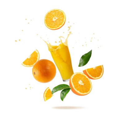 Taze portakal meyvesi ve dilimler ve bir bardak su damlası ve yapraklar beyaz arka planda uçuşuyor..