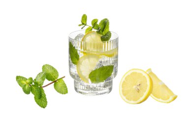Limon dilimleri ve nane yapraklarıyla süslenmiş beyaz arka planda izole edilmiş şeritli camlarla soğuk içecek. Şeffaf bardakta alkollü kokteyl veya narenciye suyu. 