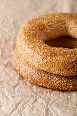 İki geleneksel Türk simit susamlı simit kâğıt arka planda. Pasta dükkanı kartı.