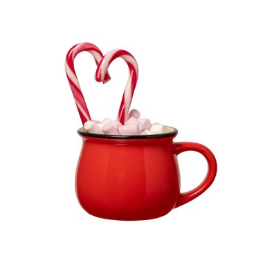 Beyaz arka planda izole edilmiş, seramik fincan sıcak çikolatalı şekerlemeli kırmızı beyaz baston şekerler. Kış yılbaşı tatlı içeceği ve lezzetli şekerler..