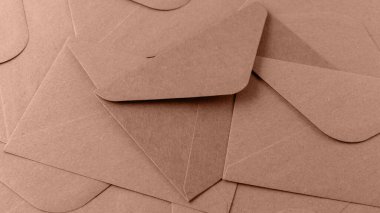 Arka planda Kraft kağıdı zarfları var. Kahverengi motifi fotokopi alanı ile arka plan olarak retro biçiminde kaplar. Moda rengi: 2025 Mocha Mousse.