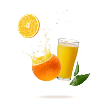 Bardakta taze sıkılmış portakal suyu ve beyaz arka planda izole edilmiş fotokopi alanı olan meyvelerden sıçrama. Portakal suyu bardağı, meyve ve dilimler beyazın üzerine düşüyor..