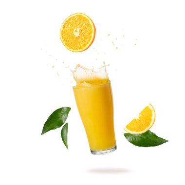 Turuncu meyve dilimi ve üzerine su sıçrayan taze meyve suyu bardağı ve beyaz arka plana düşen uçan damlalar. Sağlıklı içecek..