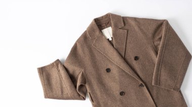 Kahverengi ya da kahverengi, çift katlı yün ceket ya da nötr kumaş arka planda izole edilmiş ceket. Sonbahar ya da bahar kıyafetleri. Moda.