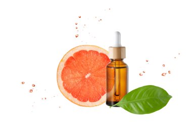 Kehribar yüz serumu, C vitamini ya da temel yağ ve greyfurt dilimleri ve beyaz arka planda izole edilmiş uçan damlaları olan yapraklar. Kahverengi cam şişe bambu ağacını çevreci ambalaj olarak kaplamış..