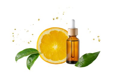 Kehribar yüz serumu, C vitamini ya da esaslı yağ ve portakal dilimleri ve beyaz arka planda izole edilmiş uçan damlaları olan yapraklar. Kahverengi cam şişe bambu ağacını çevreci ambalaj olarak kaplamış..