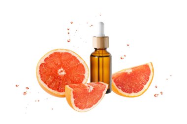 Kehribar yüz serumu, C vitamini ya da beyaz arka planda izole edilmiş, gerekli yağ ve greyfurt dilimleri. Kahverengi cam şişe bambu ağacını çevreci ambalaj olarak kaplamış. Doğadan gelen antioksidanlar.