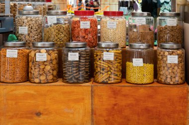 Tezgahta çeşitli bisküviler satılıyor..