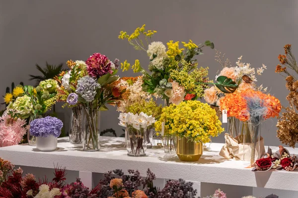 Прекрасна Вітрина Квіткового Магазину Великим Асортиментом Штучних Квітів — стокове фото
