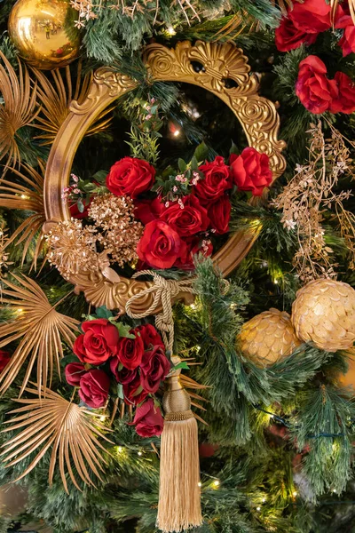 Detailní Pohled Vánoční Ozdoby Zavěšené Vánočním Stromečku — Stock fotografie