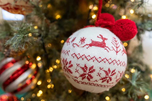 Közelkép Karácsonyfán Lógó Karácsonyi Díszekről — Stock Fotó