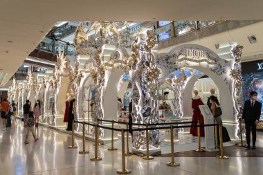 Kuala Lumpur, Malezya - 30 Kasım 2022: Gardens Mall 'da Güzel Dior Noel süsü. İnsanlar onun etrafında keşfe ve alışverişe çıkabilirler..