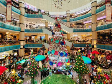 Kuala Lumpur, Malezya - 4 Aralık 2022: Sunway Piramit alışveriş merkezinde güzel bir Noel süsü. İnsanlar onun etrafında keşfe ve alışverişe çıkabilirler..