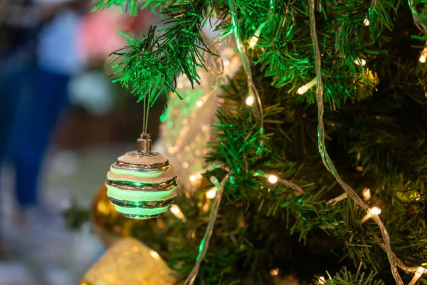 挂在圣诞树上的圣诞装饰品的特写 — 图库照片