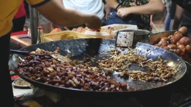 Gece pazarında havuçlu kek yapan sokak yemekleri satıcısı..