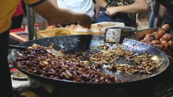 Street Food Vendor Frying Carrot Cake Night Market — Stockvideo