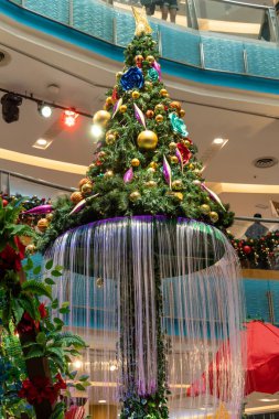 Sunway Piramit Alışveriş Merkezi 'nde çok güzel bir Noel süsü. İnsanlar onun etrafında keşfe ve alışverişe çıkabilirler..