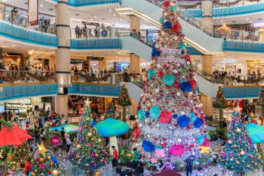 Kuala Lumpur, Malezya - 19 Mart 2023: Sunway Piramit alışveriş merkezinde güzel bir Noel süsü. İnsanlar onun etrafında keşfe ve alışverişe çıkabilirler..