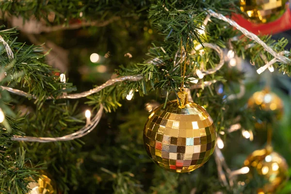 Nahaufnahme Der Glitzerkugeln Dekoration Weihnachtsbaum Mit Led Lichtern — Stockfoto