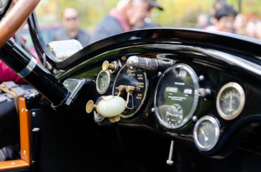 Arrowtown, Yeni Zelanda - 30 Mart 2023: Eski bir aracın gösterge panelinin yakın görüntüsü.