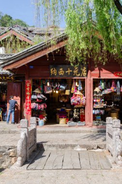 Lijiang, Çin - Nisan 10,2017: Eski Town Lijiang Yunnan, Çin içinde doğal görünümünü. Lijiang eski şehir UNESCO Dünya Miras Listesi ve aynı zamanda ünlü bir turizm Asya olduğunu.