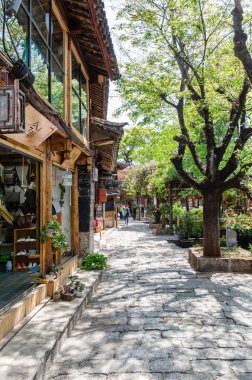 Lijiang, Çin - Nisan 10,2017: Eski Town Lijiang Yunnan, Çin içinde doğal görünümünü. Lijiang eski şehir UNESCO Dünya Miras Listesi ve aynı zamanda ünlü bir turizm Asya olduğunu.