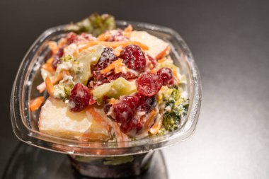 Brokoli ve havuçlu kızılcık salatası.