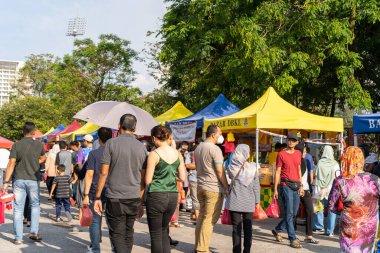 Kuala Lumpur, Malezya - 9 Nisan 2023: İnsanlar Ramazan Çarşısı çevresinde yiyecek ararken ve alırken görüldüler. Müslümanların kutsal Ramazan ayında oruç tutmaları sağlandı..