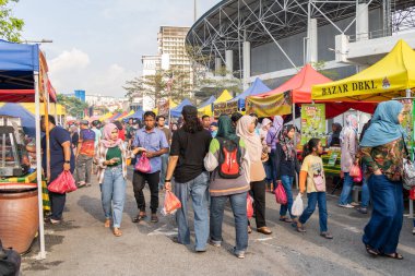 Kuala Lumpur, Malezya - 9 Nisan 2023: İnsanlar Ramazan Çarşısı çevresinde yiyecek ararken ve alırken görüldüler. Müslümanların kutsal Ramazan ayında oruç tutmaları sağlandı..